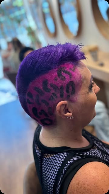 Coupe courte créative avec motif léopard violet