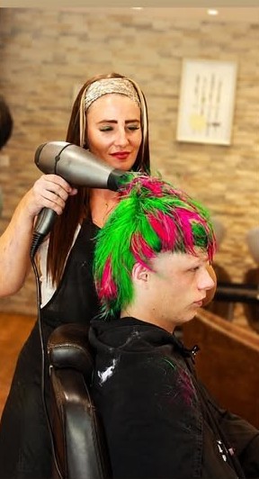 Océane, au Salon d'Océane à Guer, réalise un brushing sur une coloration vive